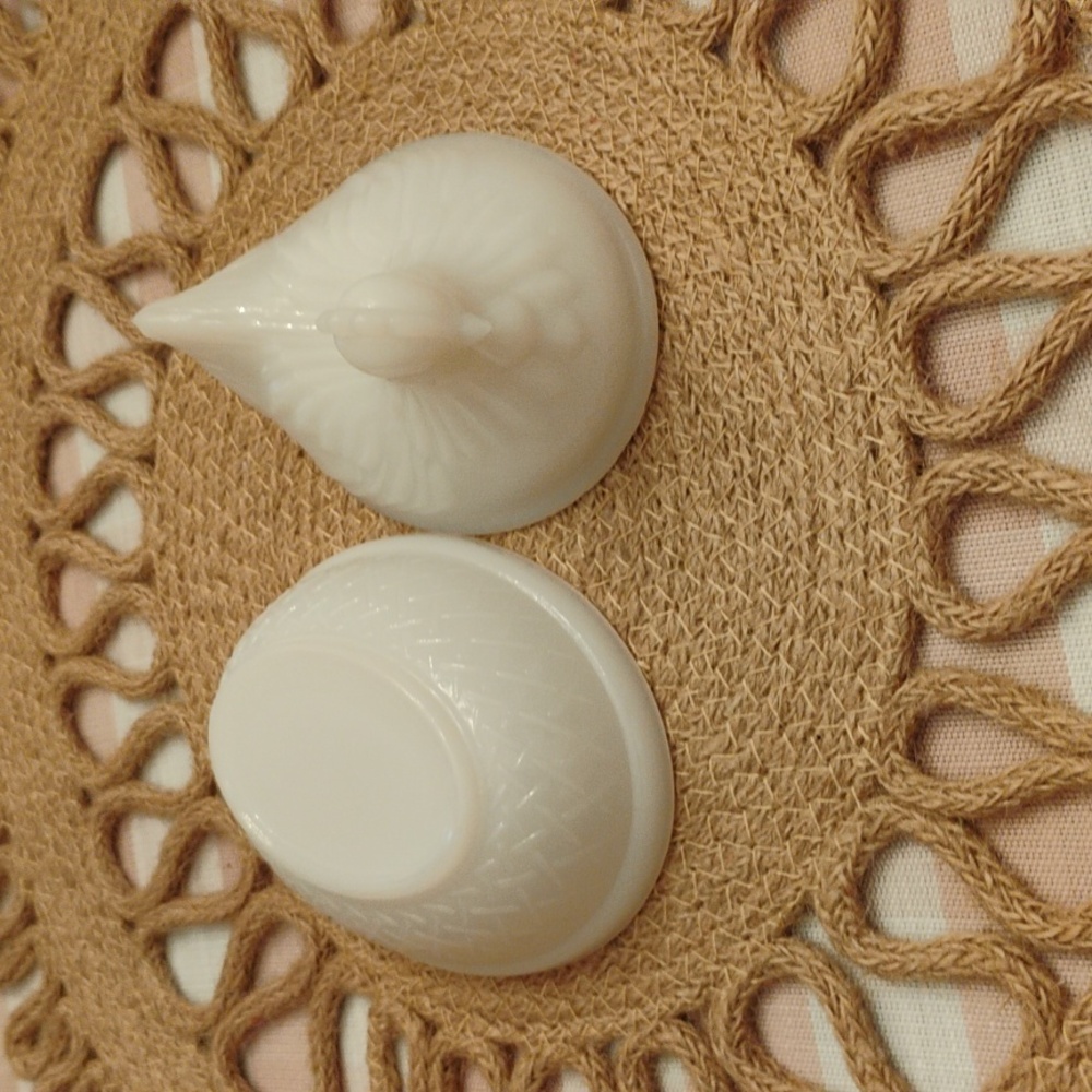 Small Milk Glass Hen on Nest - Picture 5 of 5
